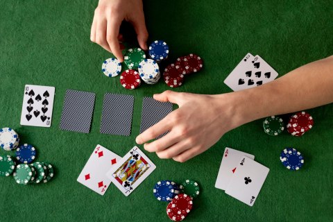 Zestaw do pokera blackjacka 500 żetonów 2 talie kart kości mata do gry zamykana walizka Zestaw do pokera blackjacka 500 żetonów 2 talie kart kości mata do gry zamykana walizka