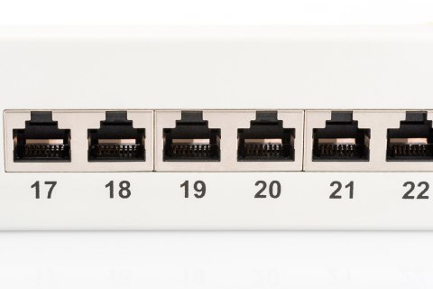 Digitus | Patch Panel | DN-91624S | Biały | Kategoria: CAT 6; Porty: 24 x RJ45; Wytrzymałość: 7,7 kg; Siła wkładania: 30N max | 
