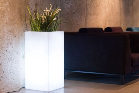 Biała donica Tower Pot z oświetleniem Biała donica Tower Pot z oświetleniem