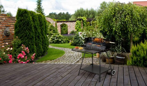 Grill ogrodowy z rożnem i regulacją rusztu + dwie duże półki MultiGarden Grill ogrodowy z rożnem i regulacją rusztu + dwie duże półki MultiGarden