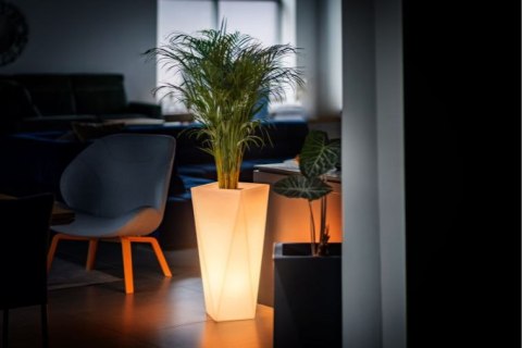 Designerska donica MONUMO VASO biała z oświetleniem Designerska donica MONUMO VASO biała z oświetleniem