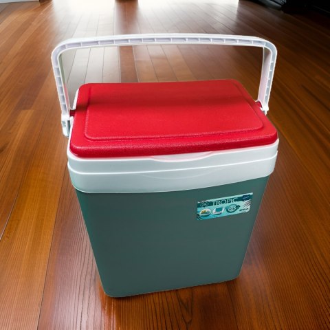 Lodówka turystyczna 25L KAMAI TROPIC na wkłady mrożące, szara z czerwoną pokrywą i białą rączką Lodówka turystyczna 25L KAMAI TROPIC na wkłady mrożące, szara z czerwoną pokrywą i białą rączką