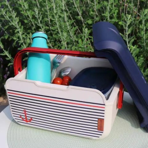 Mini lodówka turystyczna 5L KAMAI EDA wzór marynarski, lunchox na wkłady mrożące - waniliowy korpus, czerwona rączka, błękitna Mini lodówka turystyczna 5L KAMAI EDA wzór marynarski, lunchox na wkłady mrożące - waniliowy korpus, czerwona rączka, błękitna