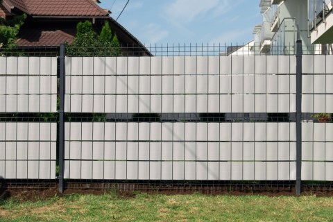 Taśma ogrodzeniowa PASKI 6 x 2,55mb BASIC 19cm PROTECTO™ SZARA + 12 klipsów GRATIS Taśma ogrodzeniowa PASKI 6 x 2,55mb BASIC 19cm PROTECTO™ SZARA + 12 klipsów GRATIS