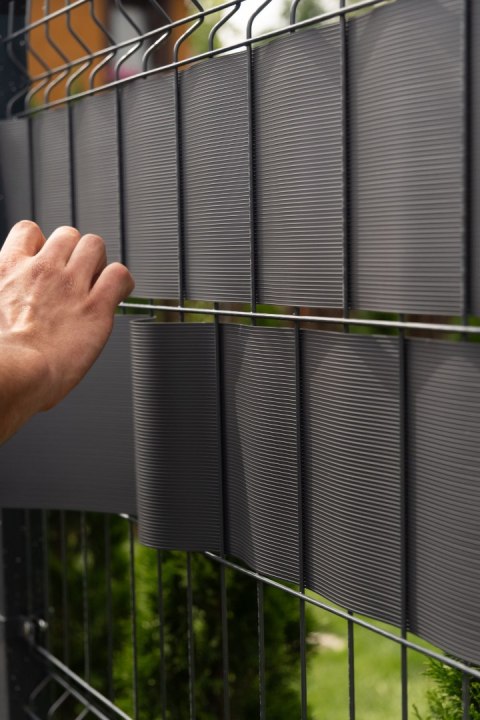 Taśma ogrodzeniowa PASKI 6 x 2,55mb CLASSIC 19cm PROTECTO™ GRAFIT + 12 klipsów GRATIS Taśma ogrodzeniowa PASKI 6 x 2,55mb CLASSIC 19cm PROTECTO™ GRAFIT + 12 klipsów GRATIS