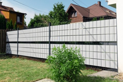 Taśma ogrodzeniowa PASKI 6 x 2,55mb CLASSIC 19cm PROTECTO™ SZARA + 12 klipsów GRATIS Taśma ogrodzeniowa PASKI 6 x 2,55mb CLASSIC 19cm PROTECTO™ SZARA + 12 klipsów GRATIS