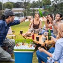 Lodówka turystyczna 22,5L KAMAI FIESTA na wkłady mrożące, błękitna z zieloną pokrywą i uchwytem