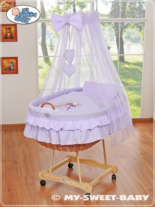 Wiklinowy kosz Mojżesza z baldachimem Miś z kokardką - naturalny + fioletowa pościel