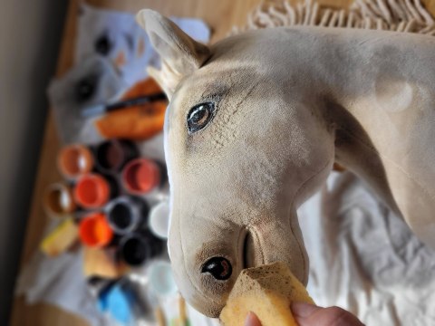 Hobby Horse Średni koń na kiju Premium kremowy cremello A4