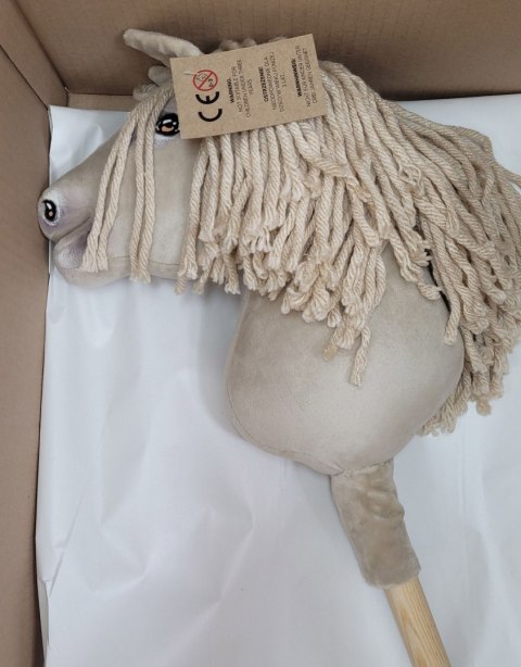 Hobby Horse Średni koń na kiju Premium kremowy cremello A4