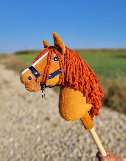Hobby Horse Średni koń na kiju Premium rudy kasztan A4