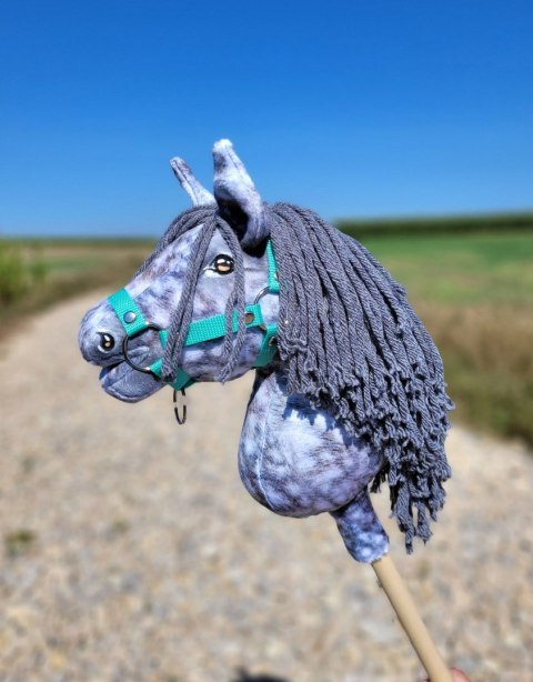 Hobby Horse Średni koń na kiju Premium siwek jabłkowity z siwą grzywą A4