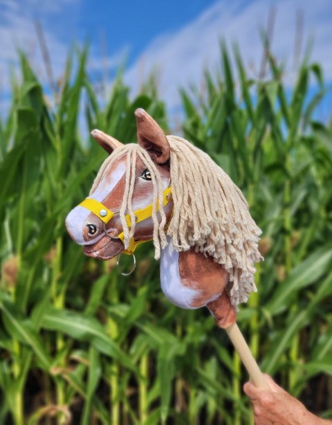 Hobby Horse Średni koń na kiju Premium srokaty tobiano z beżową grzywą A4