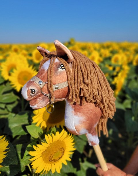 Hobby Horse Średni koń na kiju Premium srokaty tobiano z brązową grzywą A4