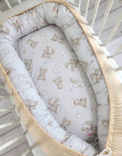 Kokon niemowlęcy dwustronny kojec otulacz Premium BOBONO- beżowy miś z tęczą/ beż