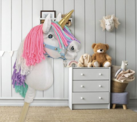 Hobby Horse Jednorożec na kiju biały z kolorową grzywą i złotym rogiem A4
