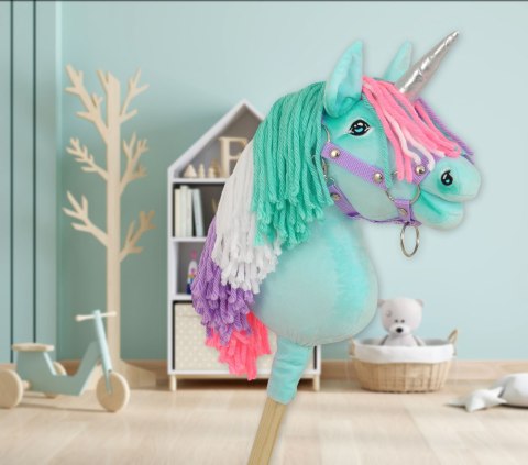 Hobby Horse Jednorożec na kiju miętowy z kolorową grzywą i srebrnym rogiem A4
