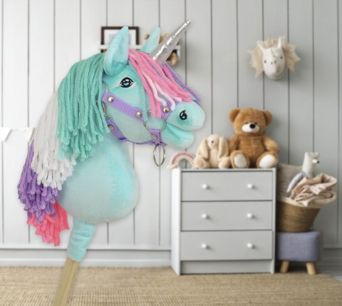 Hobby Horse Jednorożec na kiju miętowy z kolorową grzywą i srebrnym rogiem A4