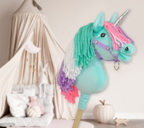 Hobby Horse Jednorożec na kiju miętowy z kolorową grzywą i srebrnym rogiem A4