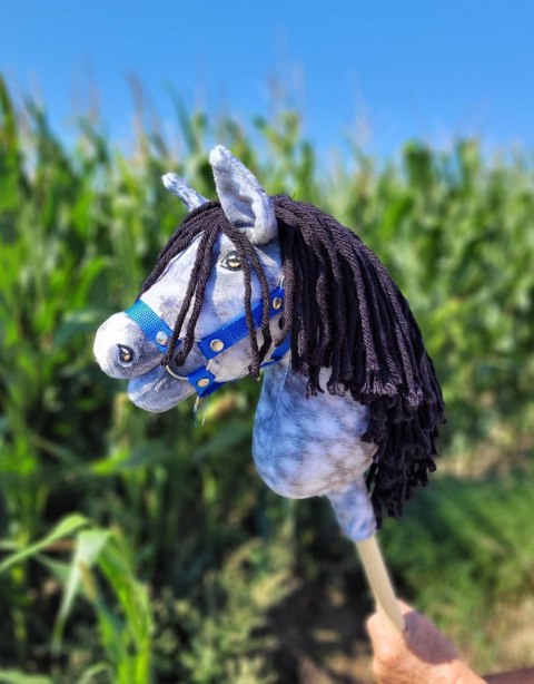 Hobby Horse Średni koń na kiju Premium siwek jabłkowity z czarną grzywą A4