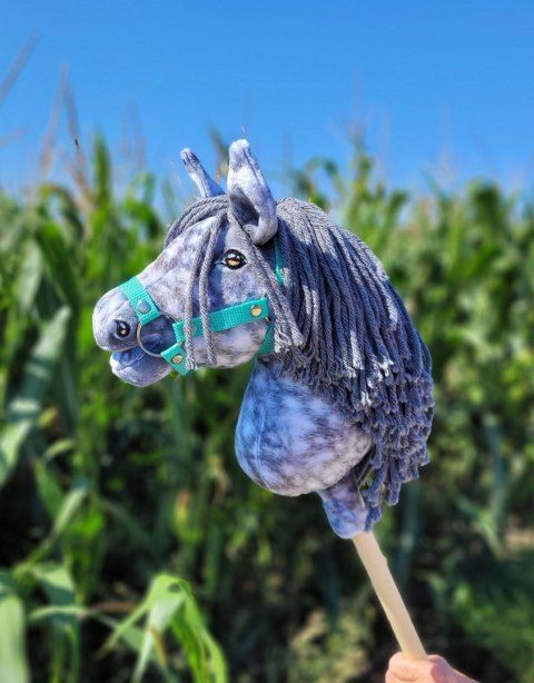 Hobby Horse Średni koń na kiju Premium siwek jabłkowity z siwą grzywą A4