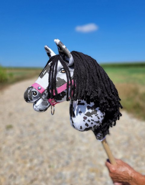 Hobby Horse Średni koń na kiju Premium tarantowaty biało-czarny z czarną grzywą A4