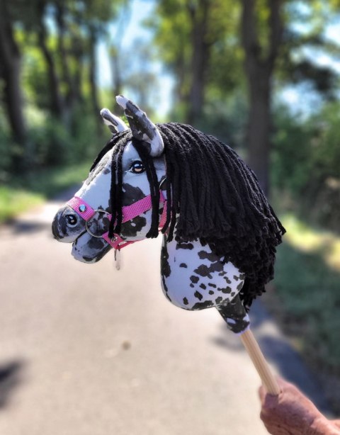 Hobby Horse Średni koń na kiju Premium tarantowaty biało-czarny z czarną grzywą A4