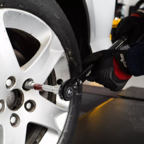 Klucz dynamometryczny 1/2" 28-210 Nm z nasadkami i przedłużaczem
