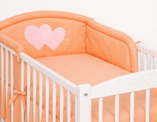 Ochraniacz do łóżeczka na szczebelki uniwersalny - Serduszka brzoskwiniowe